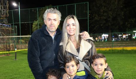  Manolo Ruiz y Elizabeth Berrones con sus hijos José Manuel, Diego y Patricio.