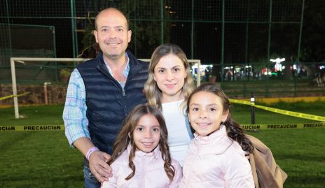  Rafael Collado, Darinca Martell, María y Elena Collado.