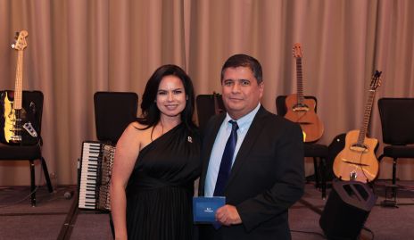  Mónica Rivera y Ernesto Elizondo.