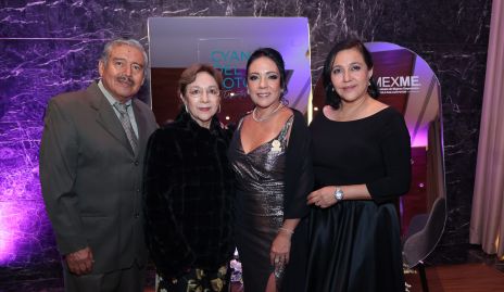  Juan Larrea, Abigail Castro, Ivette Larrea y Abigail Larrea.