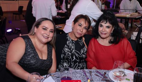  Angélica Arroyo, Margarita Mendiola y Leticia Flores.