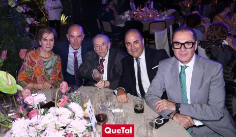  Rocío Ávila y Antonio Nieto con sus hijos Juan Carlos, Eduardo y Toño.