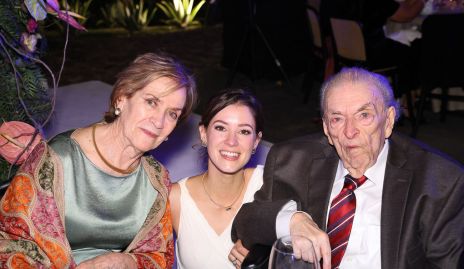  Rocío Ávila y José Antonio Nieto con su nieta Regina Mendizábal.