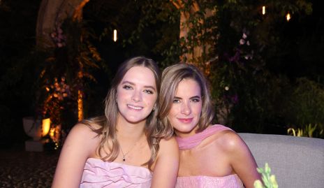  Valentina y Sofía Mena, hermanas del novio.