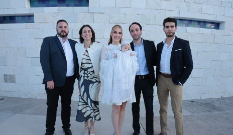  Patricio Meade Pérez con sus papás y padrinos, Alejandro Meade, Mariana Meade, Vero Pérez, Patricio Meade y Ricardo Pérez.