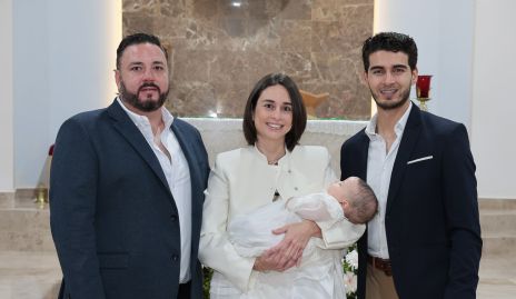 Alejandro Meade, Mariana Meade y Ricardo Pérez con su ahijado Patricio.