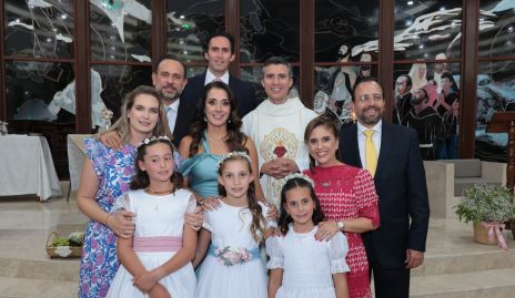  Alika Torres, Elena Martínez e Inés García con sus papás y el sacerdote.