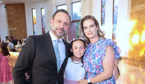  Carlos Torres y Hanni Abud con su hija Alika.