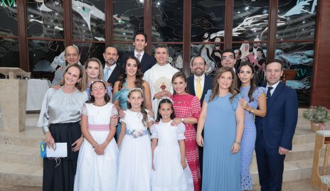  Alika Torres, Elena Martínez e Inés García con sus papás, padrinos y el sacerdote.
