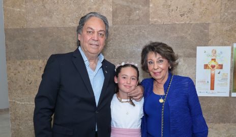  Carlos Torres y Tatina Rodríguez con su nieta Alika.