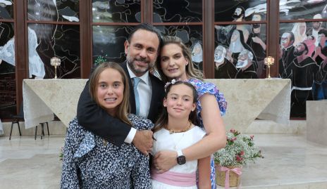  Carlos Torres y Hanni Abud con sus hijas Hanni y Alika.