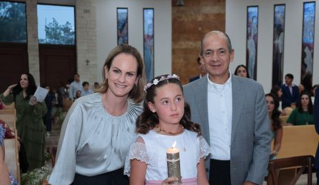  Rocío Gómez y Elías Abud con su ahijada Alika Torres.