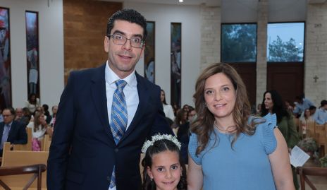  César Tobías y Magdalena Alderete con su ahijada Inés García.