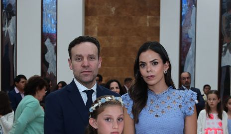  Alejandro Lozano y Sandra García con su ahijada Elena Martínez.