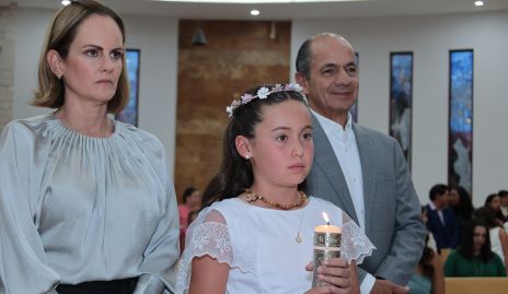  Rocío Gómez y Elías Abud con su ahijada Alika Torres.
