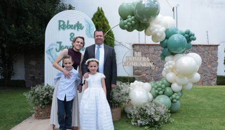  María José Foyo y Roberto Meade con sus hijos Joaquín y Roberta.