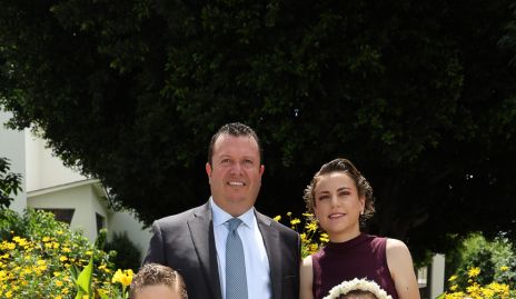  Roberto Meade y María José Foyo con sus hijos Joaquín y Roberta.