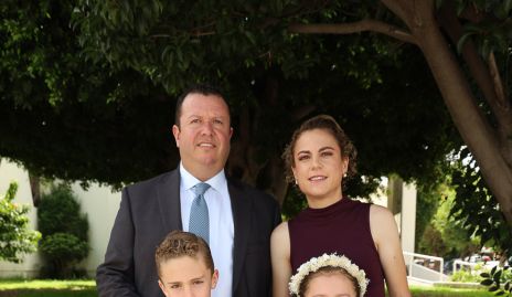  Roberto Meade y María José Foyo con sus hijos Joaquín y Roberta.