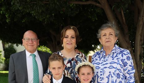  Pedro Foyo, Laura Torres y Tesa Vertiz con sus nietos Joaquín y Roberta Meade.