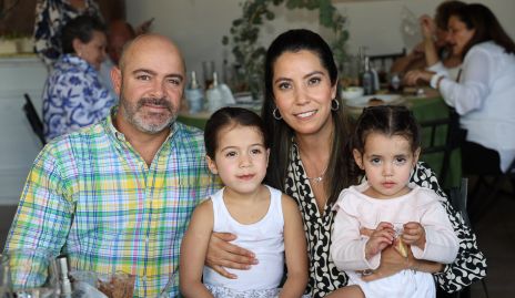 Jorge Puga y Gabriela Carrillo con sus hijas Valeria y Ana Fer.