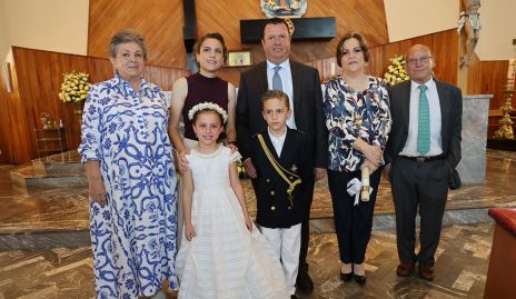  Roberta y Joaquín con sus papás y abuelos.