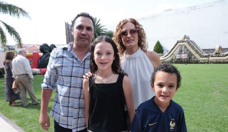  Antonio de la Rosa y Lucero Herrán con sus hijos Ana Elena y Julián.