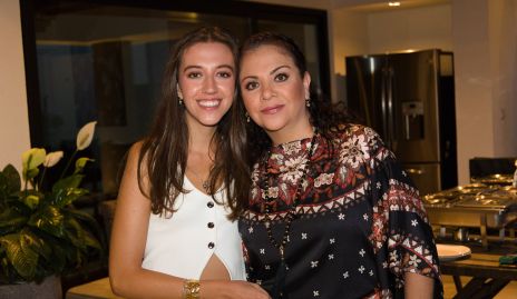  Mónica Michel con su mamá Mónica Carvajal.