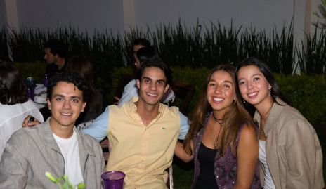  Santiago Pérez, Diego Medina, Priscila Martínez e Isa Villanueva.