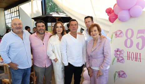 Nona Berrones con sus hijos José Antonio Lozano, Juan Manuel Andrade, Fernanda Lozano, David Lozano y Luis Fernando Lozano.