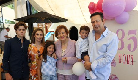  Santiago Lozano, Arlette Robles, Luciana Lozano, Nona Berrones, Gonzalo Lozano y  Luis Fernando Lozano.