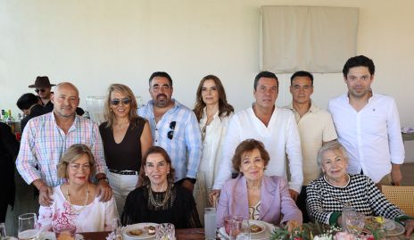  Nona Berrones  celebrando su cumpleaños con su familia.