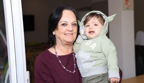  Melissa Gómez con su nieto Juan.