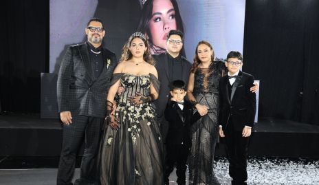  Ayari Malillany Yusseff Oliva con sus papás y hermanos.