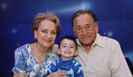  Martha Irene Villalobos y Jaime Morales con su nieto José Pablo.
