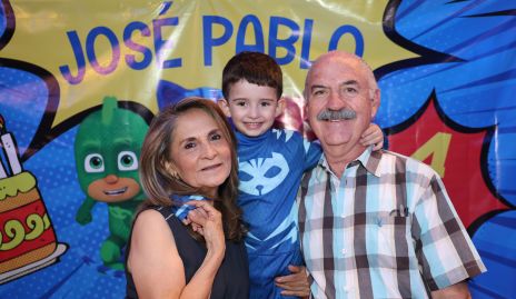  María de Lourdes Aldrete y Fernando Pérez con su nieto José Pablo.