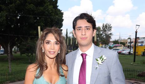  Cecilia de los Santos con su hijo Diego Acosta.