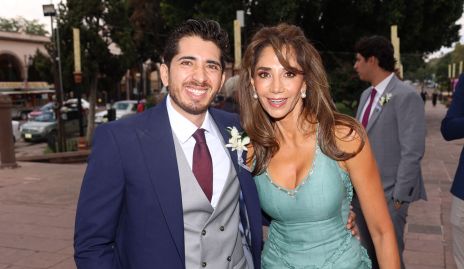  Guillermo Acosta de los Santos con su mamá Cecilia de los Santos.