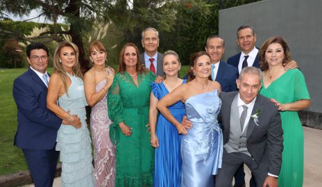  Verónica Alcalde y Manuel Abud con sus amigos de toda la vida.