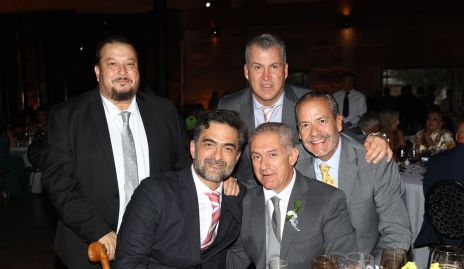  Manuel Abud con sus amigos de toda la vida.
