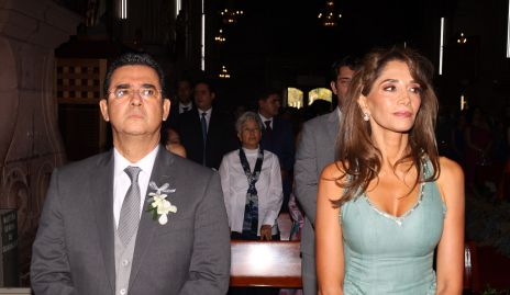  Guillermo Acosta y Cecilia de los Santos, papás del novio.