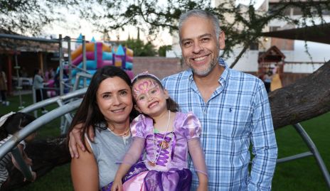  Paola Félix  y Alejandro García con su hija Ana Sofía.