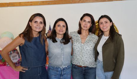  Elsa, Paola y Fernanda Félix con María Paula Tacea.