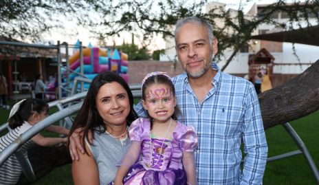  Paola Félix  y Alejandro García con su hija Ana Sofía.
