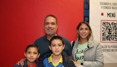  Fernanda Valdes y Fernando García con sus hijos Sebastián y Fernando .