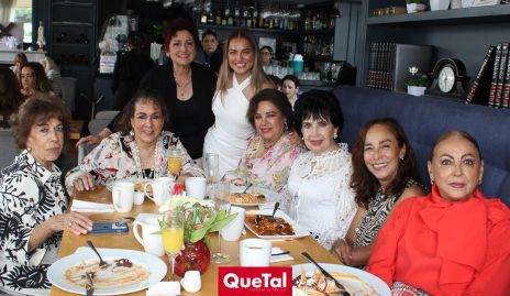  Silvia Esparza y Silvia Olivares con Lucero Rosillo, Lila González, Adela Martínez, Lucy Stahl, Norma Konishi y Rebeca Konishi.