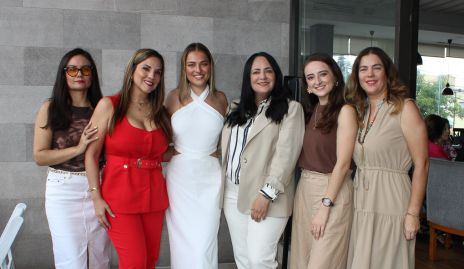  Silvia con su mamá y sus tías.