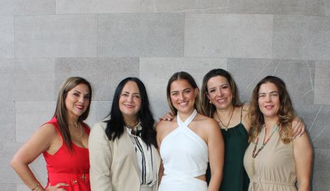  Silvia Olivares con su mamá y sus tías.
