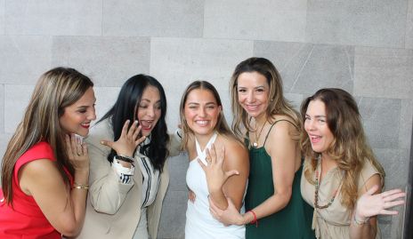  Silvia Olivares con su mamá y sus tías.