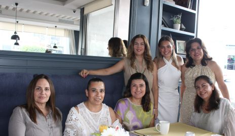  Silvia  su mamá,  Maite Zapata, Amaranta Rodríguez, Laura Franco y Roxana Salazar.
