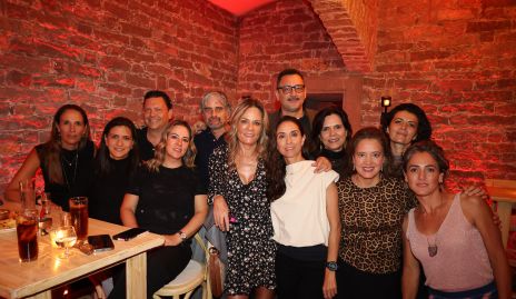  Tito Loredo con sus amigos.